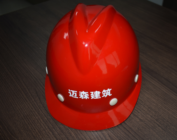 講述施工現(xiàn)場佩戴建筑安全帽注意事項(xiàng)。